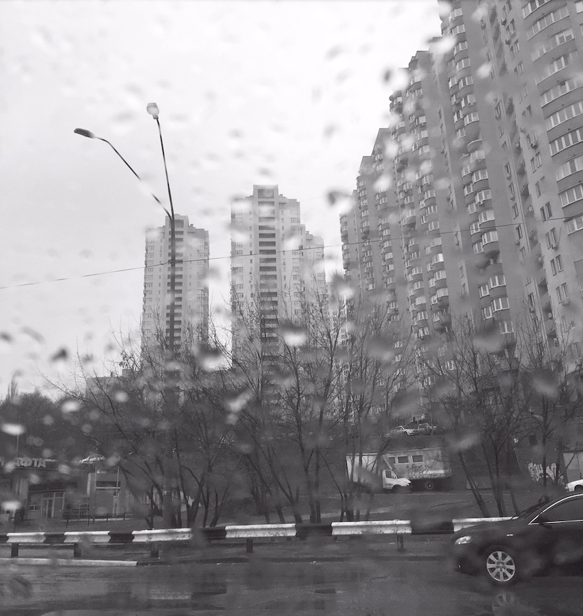 Kiew im Regen Schwarz Weiß