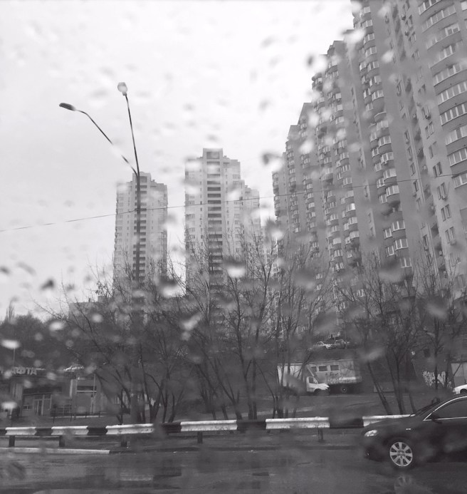 Kiew im Regen Schwarz Weiß